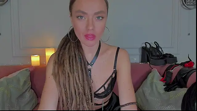 Snapshot of KellyFouler chatting on February 22, 1:57 pm KellyFouler online show from February 22, 1:57 pm