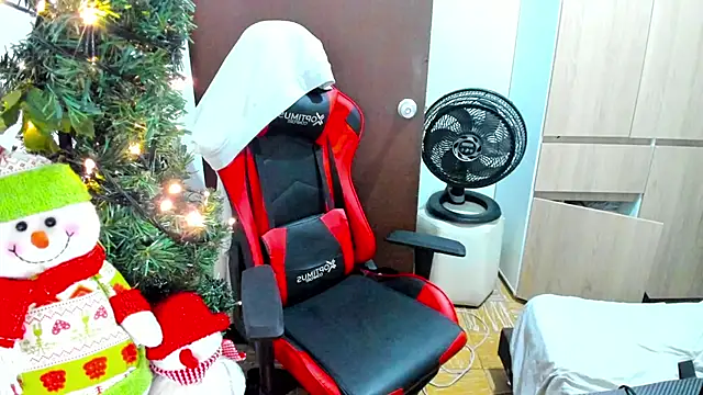 Snapshot of Calihotcaliente277 chatting on December 23, 11:28 pm Calihotcaliente277 online show from December 23, 11:28 pm