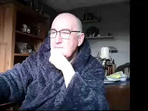 Snapshot of Adamdaddybear chatting on December 9, 9:17 am Adamdaddybear online show from December 9, 9:17 am