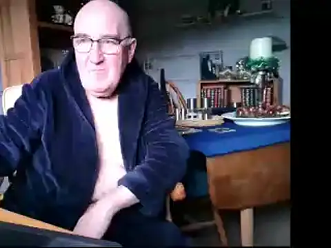 Snapshot of Adamdaddybear chatting on December 16, 12:16 pm Adamdaddybear online show from December 16, 12:16 pm