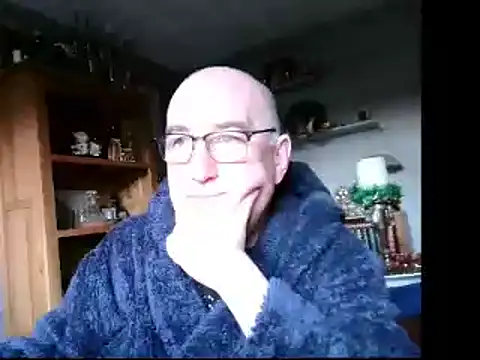 Snapshot of Adamdaddybear chatting on December 18, 9:47 am Adamdaddybear online show from December 18, 9:47 am