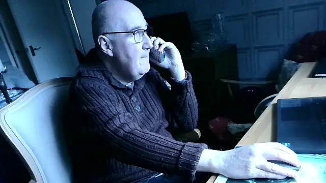 Snapshot of Adamdaddybear chatting on February 8, 12:06 pm Adamdaddybear online show from February 8, 12:06 pm