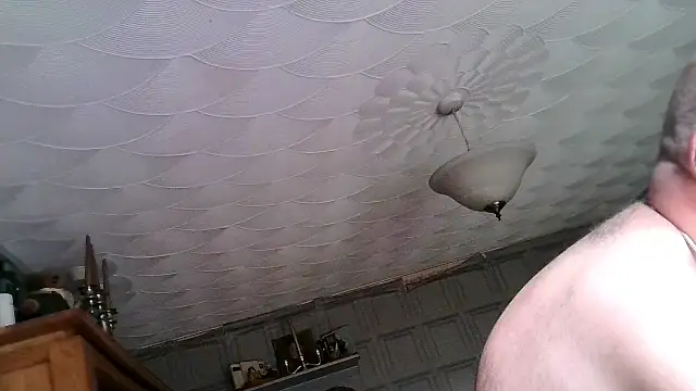 Snapshot of Adamdaddybear chatting on February 17, 10:18 am Adamdaddybear online show from February 17, 10:18 am