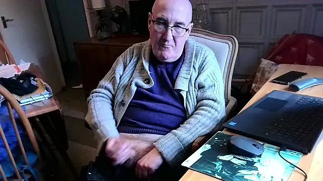 Snapshot of Adamdaddybear chatting on February 19, 3:27 pm Adamdaddybear online show from February 19, 3:27 pm