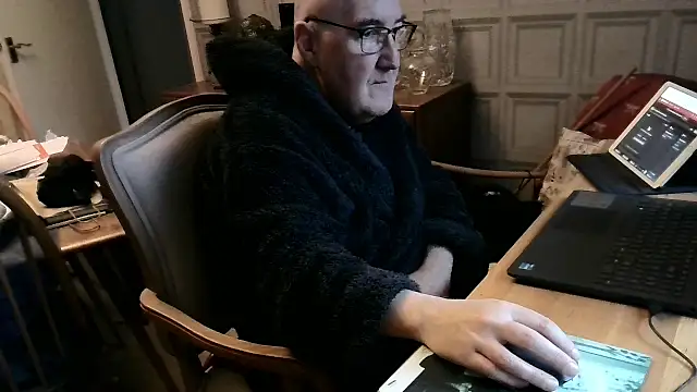 Snapshot of Adamdaddybear chatting on February 20, 9:11 am Adamdaddybear online show from February 20, 9:11 am