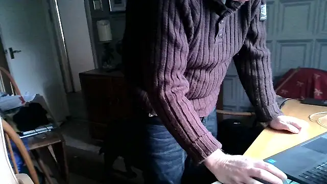 Snapshot of Adamdaddybear chatting on February 23, 1:10 pm Adamdaddybear online show from February 23, 1:10 pm