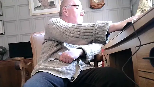 Snapshot of Adamdaddybear chatting on March 1, 1:40 pm Adamdaddybear online show from March 1, 1:40 pm