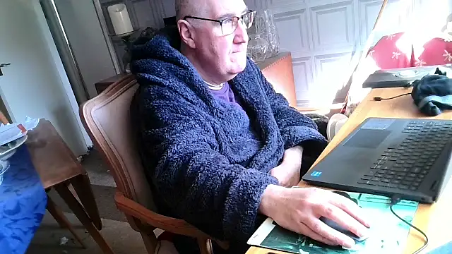 Snapshot of Adamdaddybear chatting on March 9, 9:57 am Adamdaddybear online show from March 9, 9:57 am