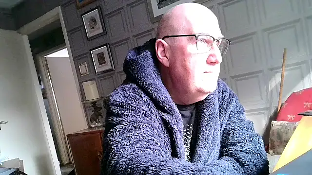 Snapshot of Adamdaddybear chatting on March 10, 9:43 am Adamdaddybear online show from March 10, 9:43 am