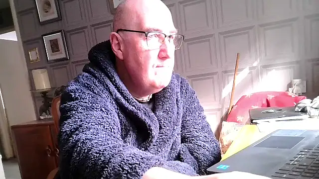 Snapshot of Adamdaddybear chatting on March 11, 9:45 am Adamdaddybear online show from March 11, 9:45 am