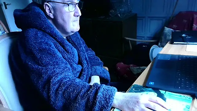 Snapshot of Adamdaddybear chatting on March 14, 9:24 am Adamdaddybear online show from March 14, 9:24 am