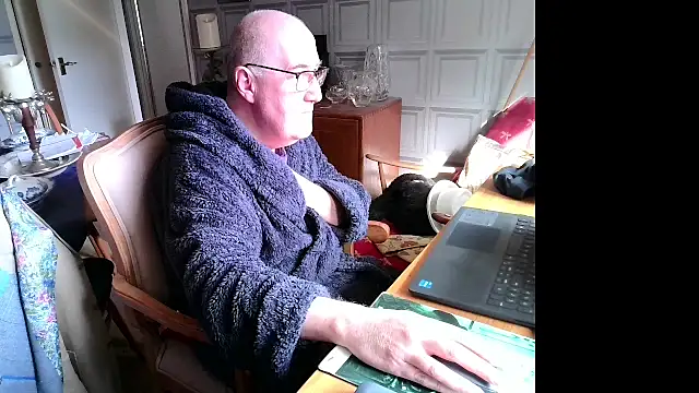 Snapshot of Adamdaddybear chatting on March 19, 9:49 am Adamdaddybear online show from March 19, 9:49 am