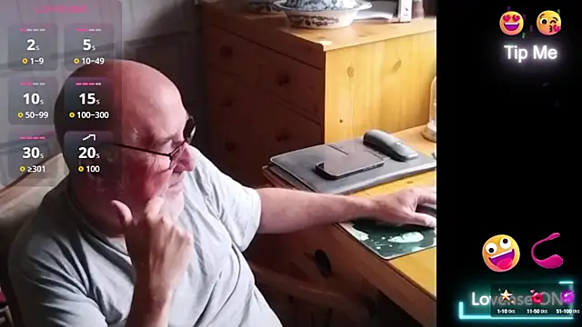 Snapshot of Adamdaddybear chatting on September 10, 8:14 am Adamdaddybear online show from September 10, 8:14 am