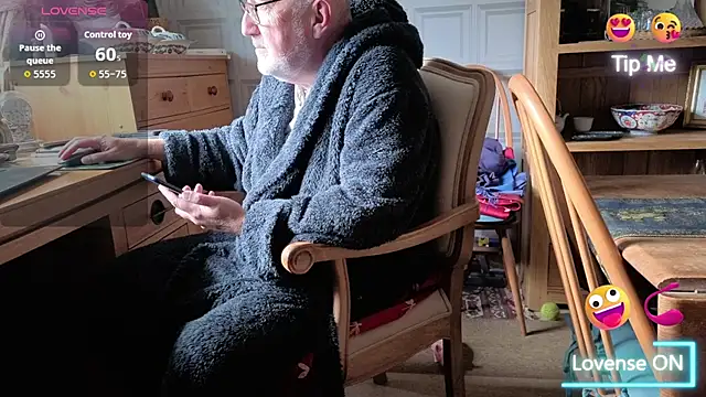 Snapshot of Adamdaddybear chatting on September 24, 7:23 am Adamdaddybear online show from September 24, 7:23 am