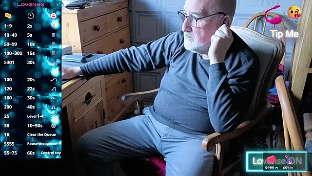 Snapshot of Adamdaddybear chatting on September 28, 12:10 pm Adamdaddybear online show from September 28, 12:10 pm