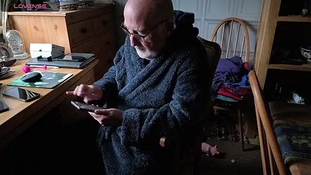 Snapshot of Adamdaddybear chatting on October 3, 7:49 am Adamdaddybear online show from October 3, 7:49 am