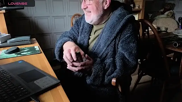 Snapshot of Adamdaddybear chatting on October 16, 7:31 am Adamdaddybear online show from October 16, 7:31 am