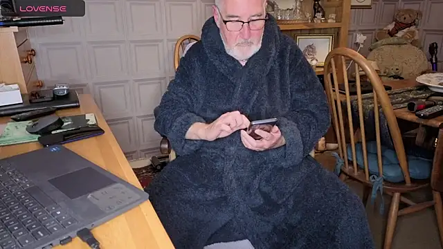 Snapshot of Adamdaddybear chatting on October 16, 8:10 pm Adamdaddybear online show from October 16, 8:10 pm