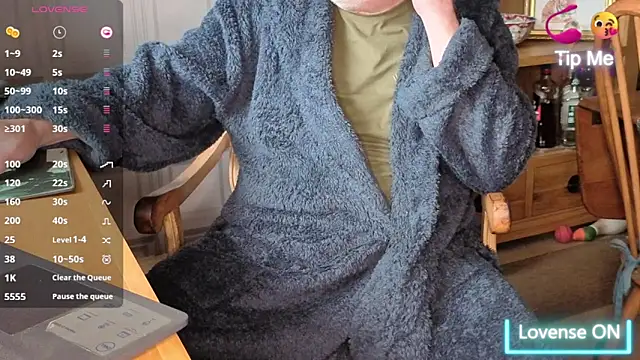 Snapshot of Adamdaddybear chatting on October 17, 8:17 am Adamdaddybear online show from October 17, 8:17 am