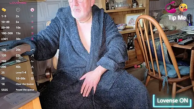 Snapshot of Adamdaddybear chatting on October 22, 7:41 am Adamdaddybear online show from October 22, 7:41 am