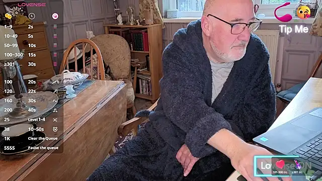 Snapshot of Adamdaddybear chatting on October 28, 7:34 am Adamdaddybear online show from October 28, 7:34 am