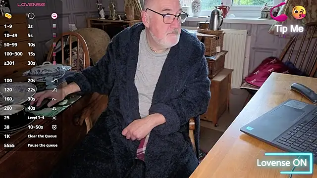 Snapshot of Adamdaddybear chatting on October 30, 7:43 am Adamdaddybear online show from October 30, 7:43 am