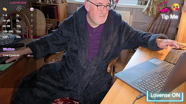 Snapshot of Adamdaddybear chatting on November 5, 8:03 am Adamdaddybear online show from November 5, 8:03 am