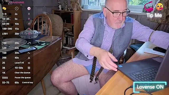 Snapshot of Adamdaddybear chatting on November 6, 2:51 pm Adamdaddybear online show from November 6, 2:51 pm