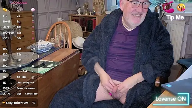 Snapshot of Adamdaddybear chatting on November 10, 7:29 am Adamdaddybear online show from November 10, 7:29 am