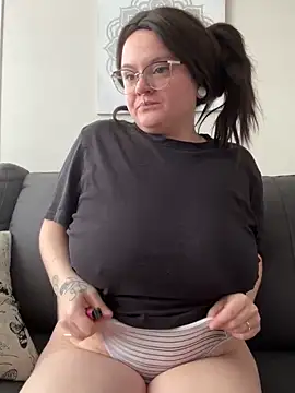 Snapshot of Sweetleeahxx chatting on January 8, 5:26 pm Sweetleeahxx online show from January 8, 5:26 pm