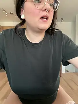 Snapshot of Sweetleeahxx chatting on February 12, 1:06 pm Sweetleeahxx online show from February 12, 1:06 pm