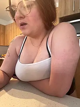 Snapshot of Sweetleeahxx chatting on March 19, 12:56 pm Sweetleeahxx online show from March 19, 12:56 pm