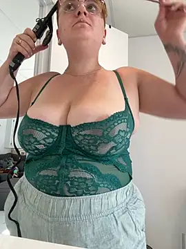 Snapshot of Sweetleeahxx chatting on September 12, 2:06 pm Sweetleeahxx online show from September 12, 2:06 pm