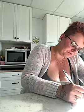 Snapshot of Sweetleeahxx chatting on September 22, 1:24 pm Sweetleeahxx online show from September 22, 1:24 pm