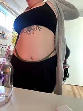 Snapshot of Sweetleeahxx chatting on October 2, 1:18 pm Sweetleeahxx online show from October 2, 1:18 pm