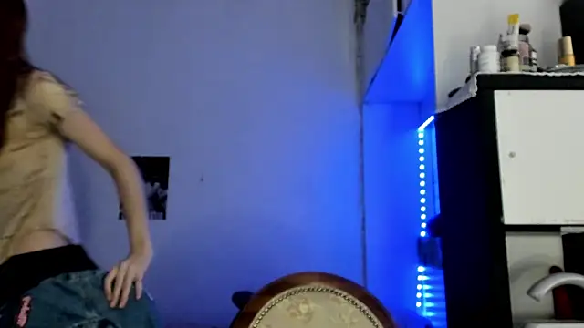 Snapshot of LisaIcon chatting on October 19, 10:05 am LisaIcon online show from October 19, 10:05 am