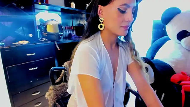 Coral Gibson online show from February 1, 6:19 pm