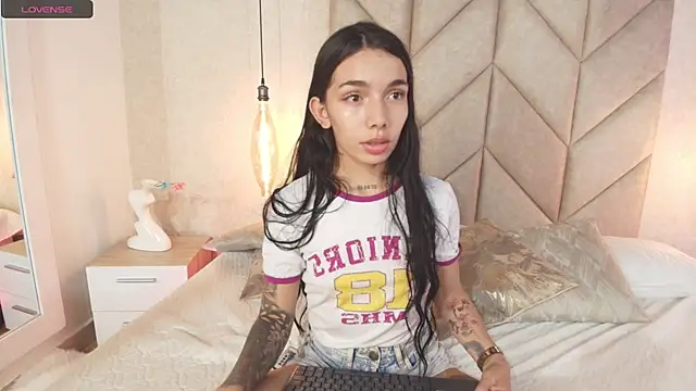 Mollymoon1 online show from January 15, 3:43 am