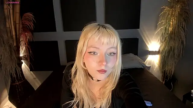 Snapshot of Cloe_five chatting on March 11, 9:15 pm Cloe five online show from March 11, 9:15 pm