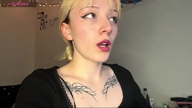 Snapshot of Cloe_five chatting on October 16, 11:39 pm Cloe five online show from October 16, 11:39 pm