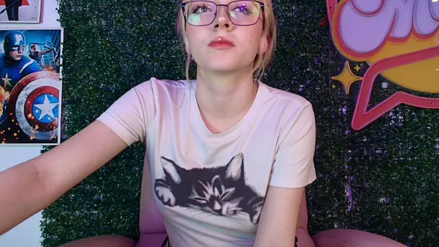 Snapshot of Cloe_five chatting on December 15, 8:02 pm Cloe five online show from December 15, 8:02 pm