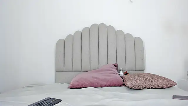 Nikki Angel  online show from February 5, 7:31 pm