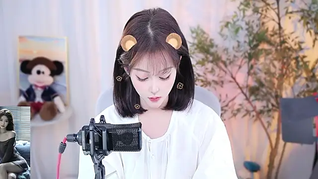 Arwyn-rr online show from December 2, 1:13 pm