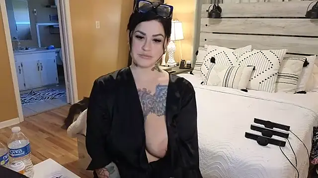 TexasTattooedHouseWife online show from March 12, 9:45 pm