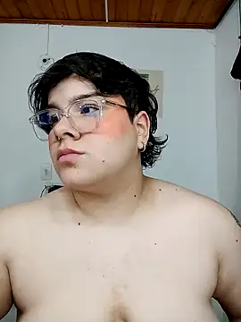 Snapshot of amalia_love chatting on December 21, 8:39 am amalia love online show from December 21, 8:39 am