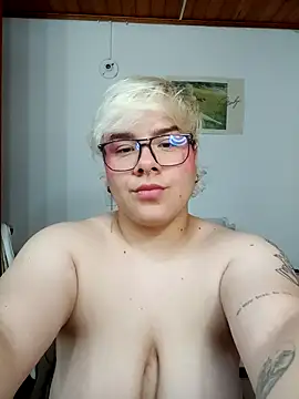 Snapshot of amalia_love chatting on October 11, 5:17 am amalia love online show from October 11, 5:17 am