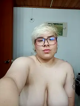 Snapshot of amalia_love chatting on October 24, 6:43 am amalia love online show from October 24, 6:43 am