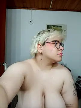 Snapshot of amalia_love chatting on October 26, 5:02 am amalia love online show from October 26, 5:02 am