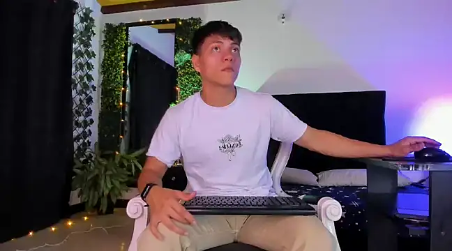 Valentino  X online show from March 10, 11:42 am