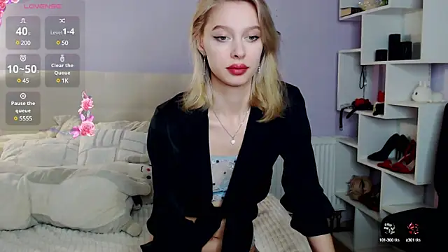 Snapshot of White_Lioness chatting on December 2, 3:25 pm White Lioness online show from December 2, 3:25 pm